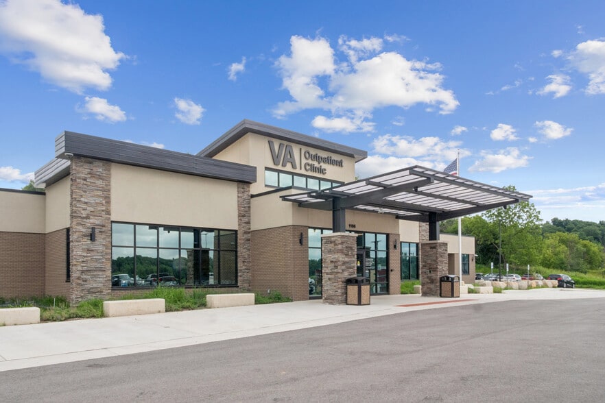 1106 Military Blvd, Decorah, IA for sale - Primary Photo - Image 1 of 31