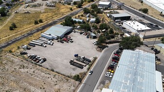 Truck Shop/Warehouse with Fenced Yard - Entrepôt