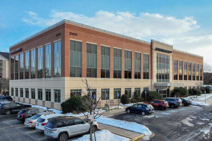21475 Ridgetop Cir, Dulles, VA à louer - Photo du bâtiment - Image 2 de 5