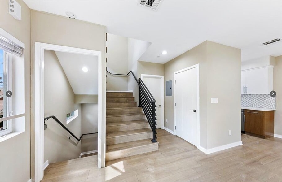 961 N St Andrews Pl, Los Angeles, CA à vendre - Photo du bâtiment - Image 2 de 55