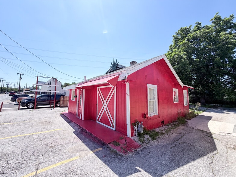 500 W Hildebrand Ave, San Antonio, TX for lease - Building Photo - Image 3 of 8