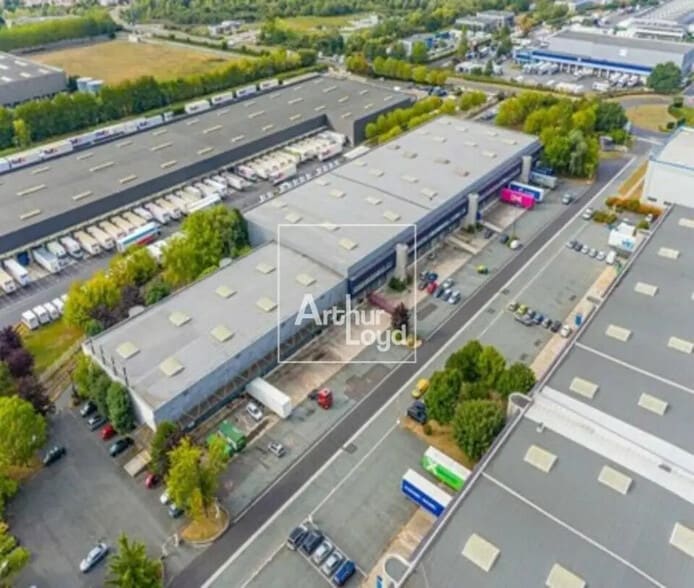 Office in Lieusaint for lease - Aerial - Image 3 of 3