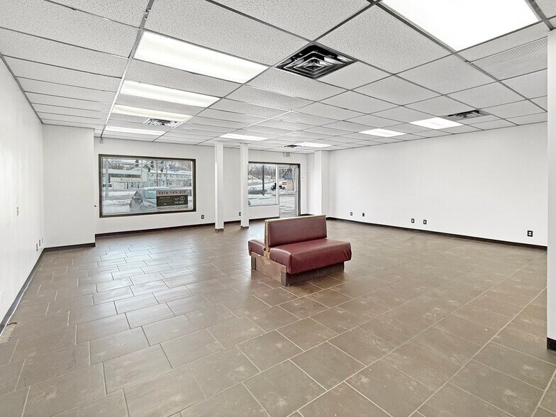 2920-2926 Merle Hay Rd, Des Moines, IA à louer - Photo du bâtiment - Image 3 de 14