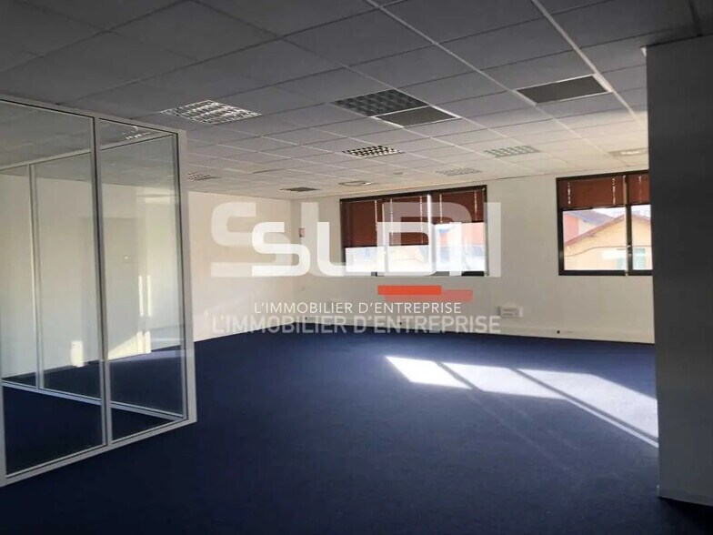 Office in Villeurbanne for lease - Building Photo - Image 2 of 15