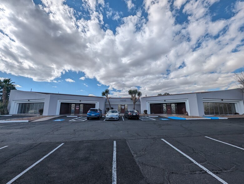 1635 Lee Trevino Dr, El Paso, TX à louer - Photo du bâtiment - Image 2 de 3