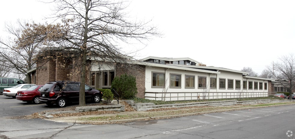 10000 Watson Rd, Crestwood, MO for lease - Building Photo - Image 2 of 11