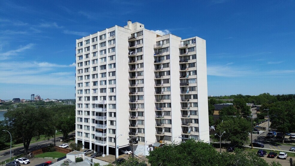 10101 Saskatchewan Dr NW, Edmonton, AB à vendre - Photo du bâtiment - Image 2 de 12