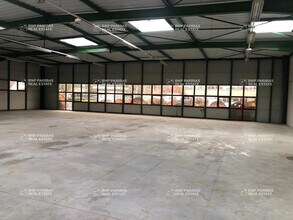 Bureau dans Saint-Thibault-des-Vignes à louer Photo intérieure- Image 2 de 2