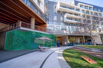 12101 W Olympic Blvd, Los Angeles, CA à louer Photo du bâtiment- Image 1 de 8