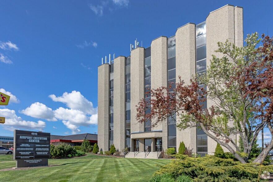 4915 S Howell Ave, Milwaukee, WI à louer - Photo du bâtiment - Image 3 de 4