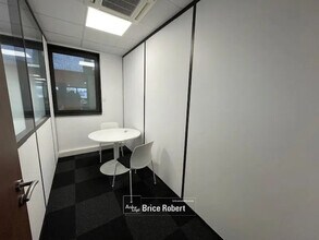 Office in Champagne-au-Mont-d'Or for lease Interior Photo- Image 2 of 6