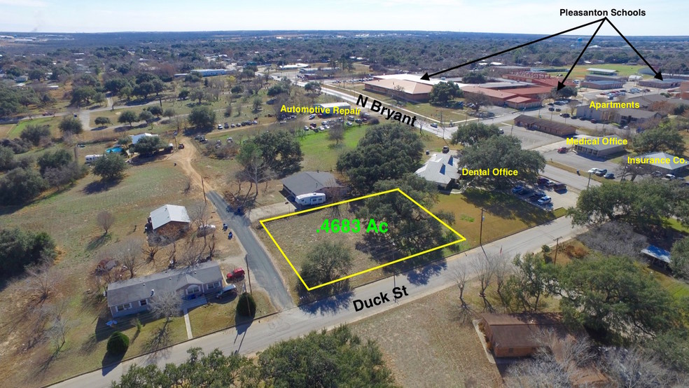 621 Duck St, Pleasanton, TX à vendre - Autre - Image 1 de 5