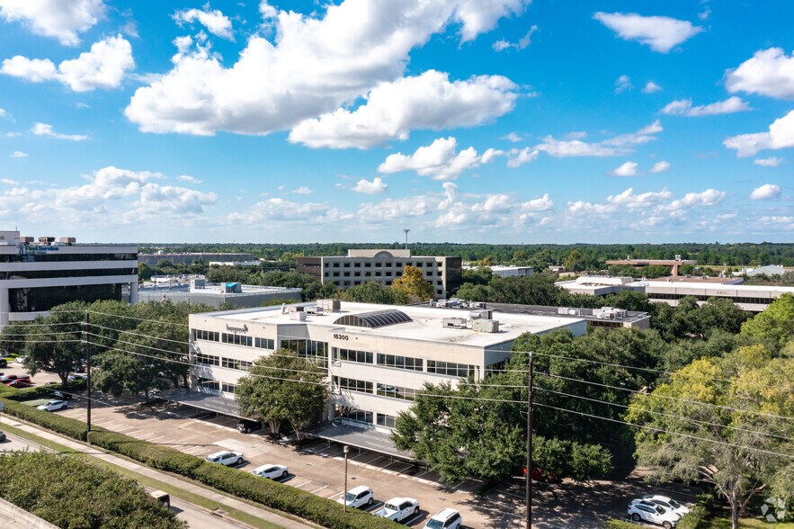 16300 Katy Fwy, Houston, TX à louer - Photo du bâtiment - Image 3 de 6