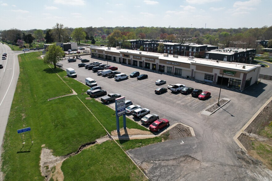 300-320 NE 291 Hwy, Lee's Summit, MO à louer - Photo du bâtiment - Image 2 de 4