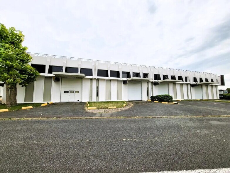 Flex dans Évry-Courcouronnes à louer - Photo du bâtiment - Image 2 de 9