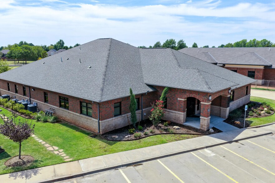 3960 W Tecumseh Rd, Norman, OK à louer - Photo du bâtiment - Image 2 de 6