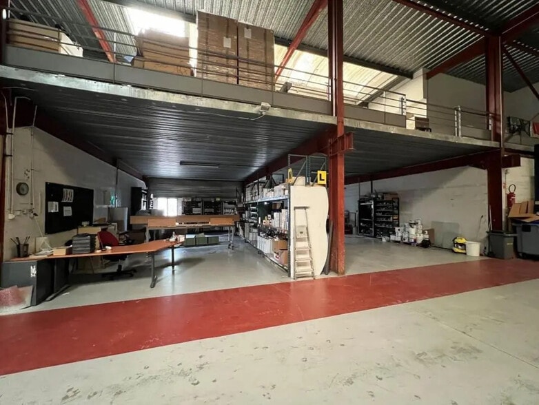 Industrial in Coignières for lease - Interior Photo - Image 3 of 7