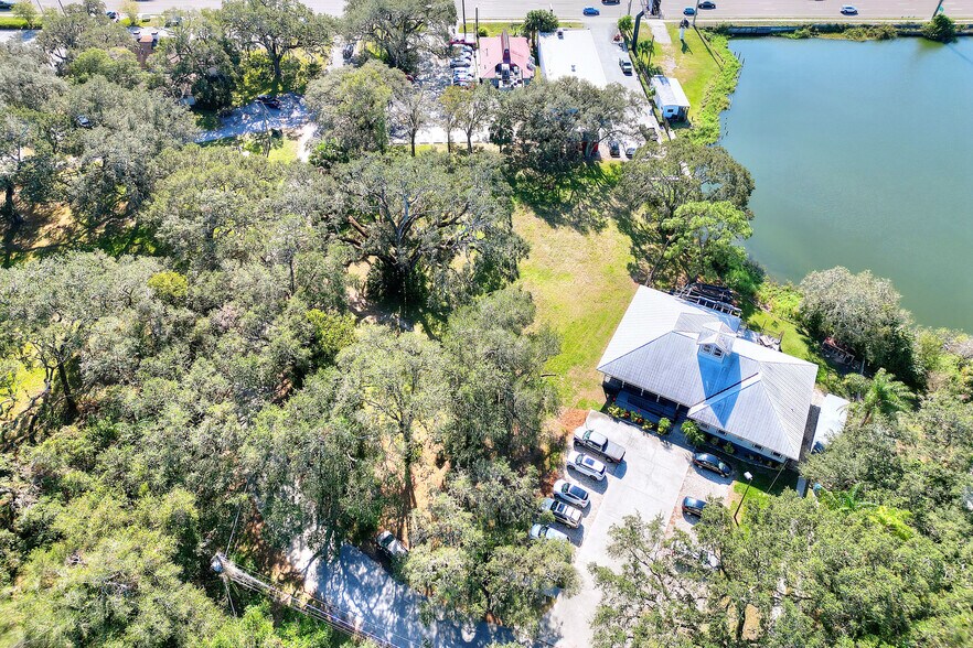 1214 W Brandon Blvd, Brandon, FL à vendre - Photo du bâtiment - Image 3 de 10