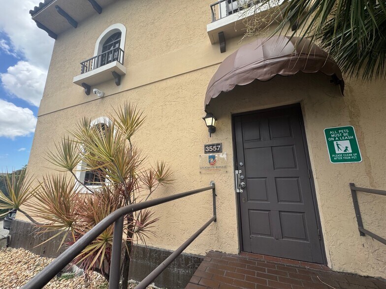 3551-3557 NW 79th Ave, Miami, FL à louer - Photo du bâtiment - Image 2 de 3