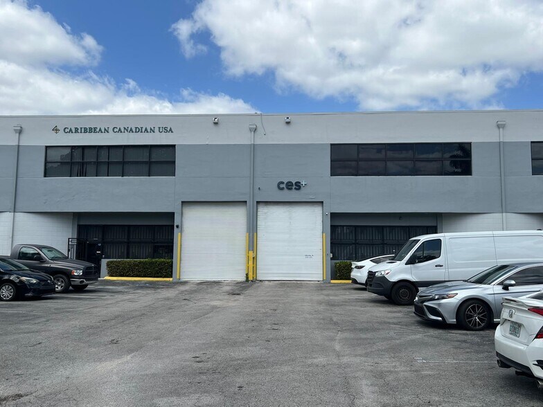 2300-2350 NW 102nd Pl, Doral, FL à louer - Photo du bâtiment - Image 2 de 18