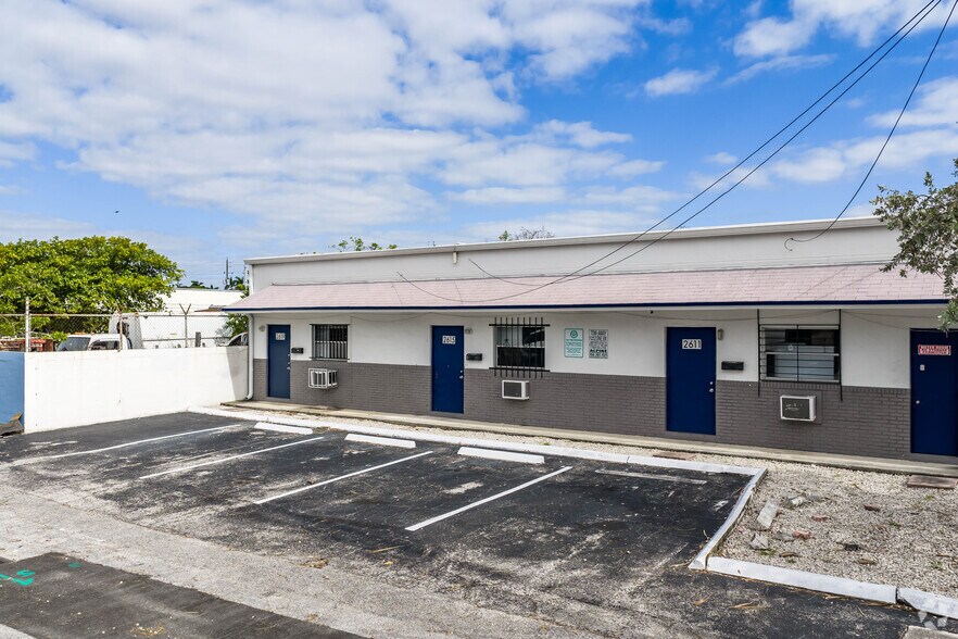 2610-2619 NW 4th St, Fort Lauderdale, FL à louer - Photo du bâtiment - Image 1 de 10