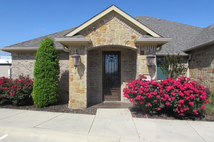 8205 Mid Cities Blvd, North Richland Hills, TX for lease - Primary Photo - Image 1 of 15