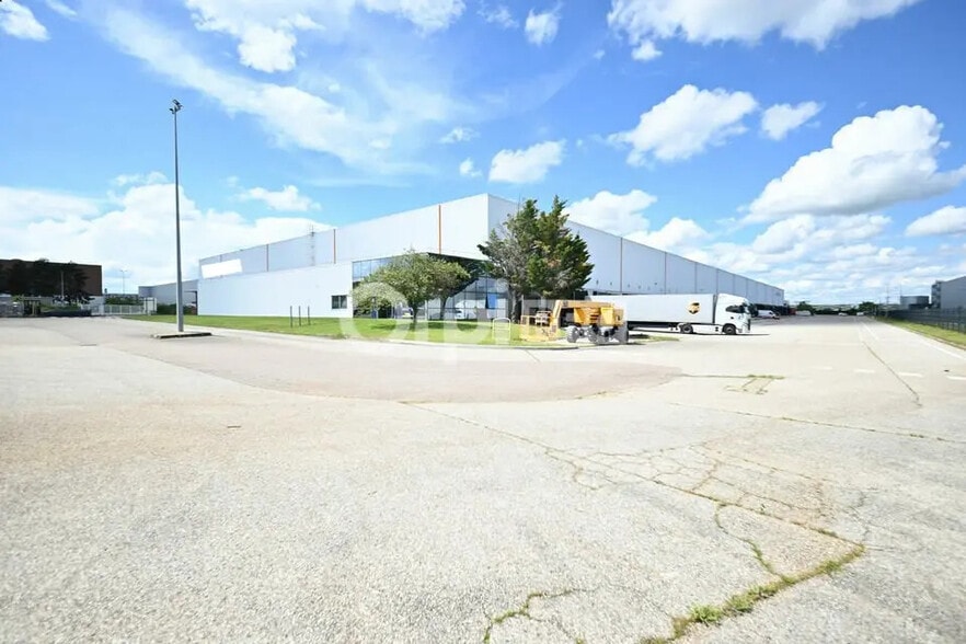 Industrial in Saint-Quentin-Fallavier for lease - Building Photo - Image 1 of 12