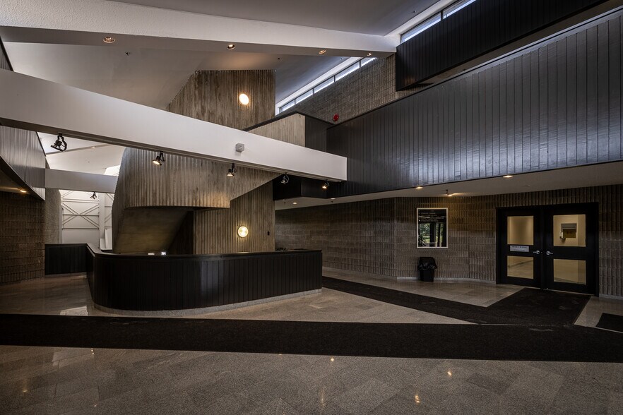 370 Torbay Rd, St. John's, NL à louer - Hall d’entrée - Image 3 de 5