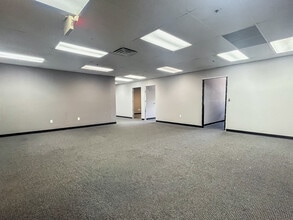 2755-2795 E Desert Inn Rd, Las Vegas, NV à louer Photo intérieure- Image 1 de 14