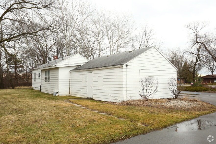 2702 Mccarty Rd, Saginaw, MI for lease - Building Photo - Image 2 of 9