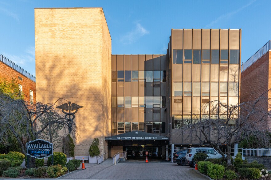 29 Barstow Rd, Great Neck, NY à louer - Photo du bâtiment - Image 1 de 6