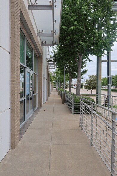 2703 W Mockingbird Ln, Dallas, TX à louer - Photo du bâtiment - Image 3 de 9