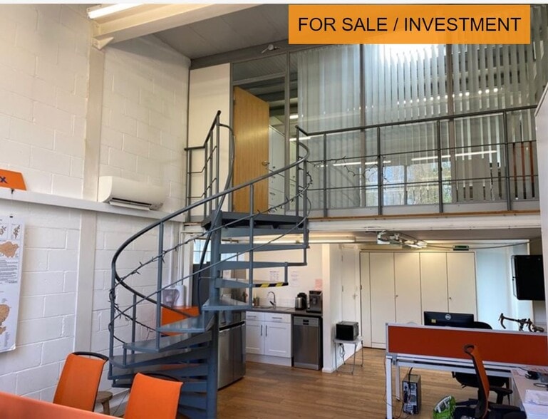 32 Gould Rd, Twickenham for lease - Interior Photo - Image 3 of 13