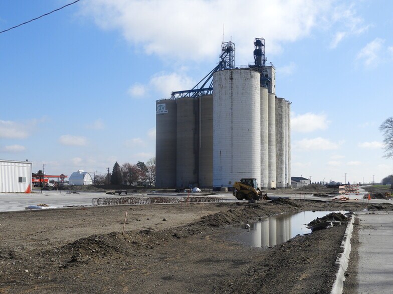 101 Lincoln St NE, Bondurant, IA à louer - Photo du bâtiment - Image 3 de 17