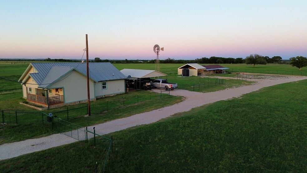 725 County Road 520, Evant, TX à vendre - Photo du bâtiment - Image 3 de 41