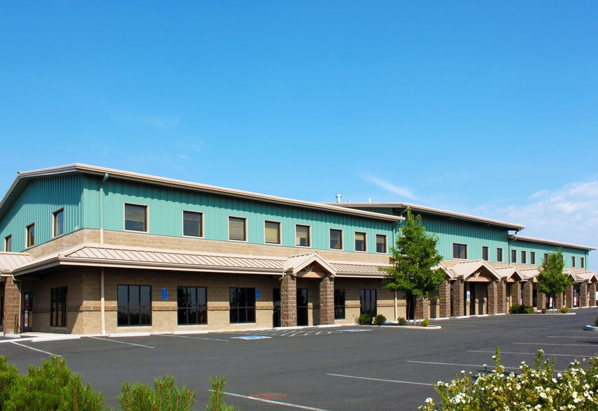 2500 NE Twin Knolls Dr, Bend, OR for lease - Building Photo - Image 2 of 4
