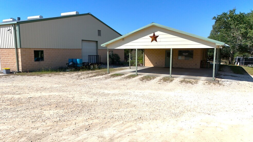 3848 State Highway 16 S, Bandera, TX à vendre - Photo du bâtiment - Image 2 de 7