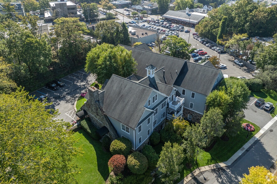 2 Dearfield Dr, Greenwich, CT for lease - Building Photo - Image 3 of 3