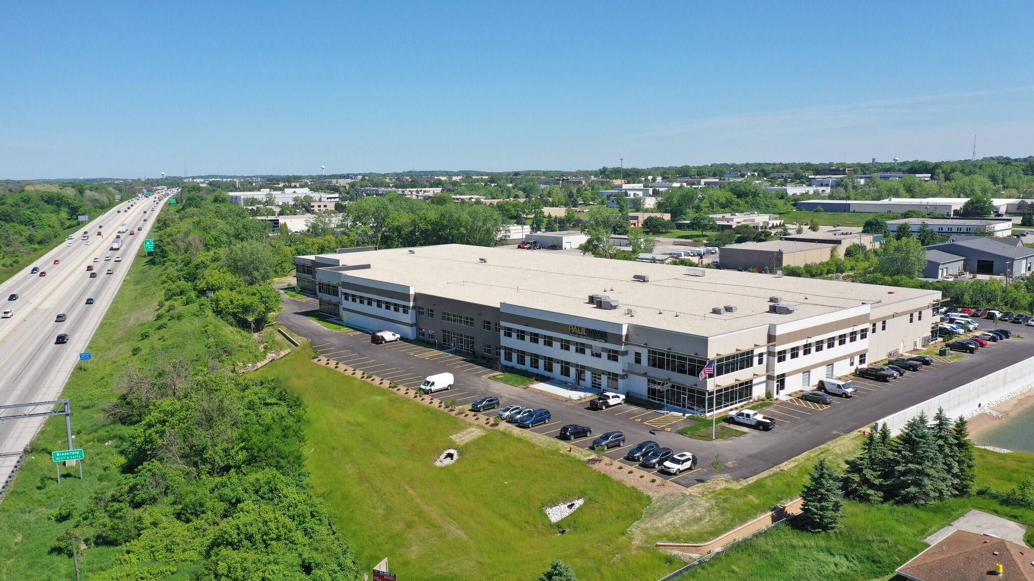 W226N918 Northmound Dr, Pewaukee, WI for lease Building Photo- Image 1 of 1