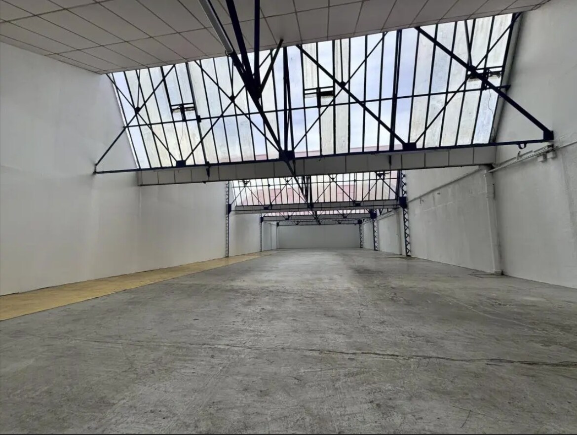 Flex in Montreuil for lease Interior Photo- Image 1 of 4