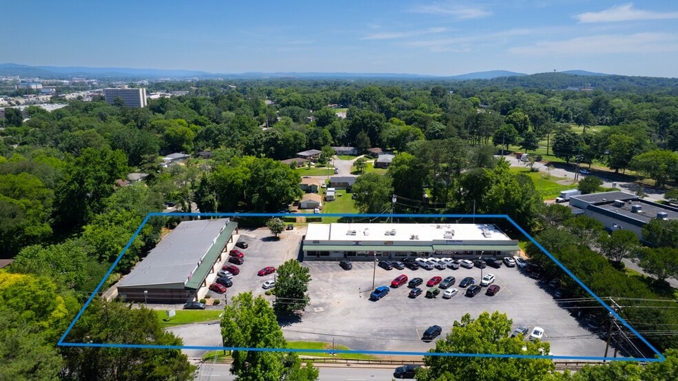 Oakwood Avenue Retail Center portefeuille de 2 propriétés à vendre sur LoopNet.ca - Photo du bâtiment - Image 2 de 12