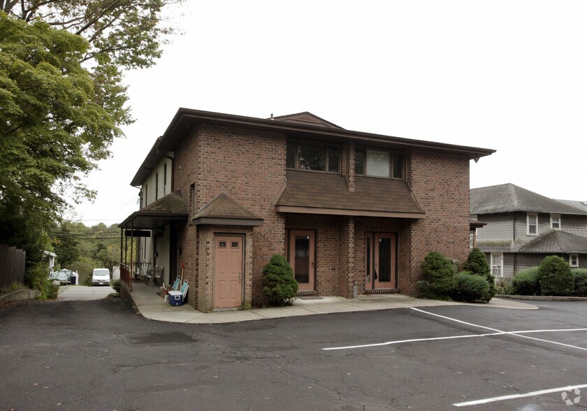 913 E Butler Pike, Ambler, PA à louer - Photo du bâtiment - Image 3 de 11