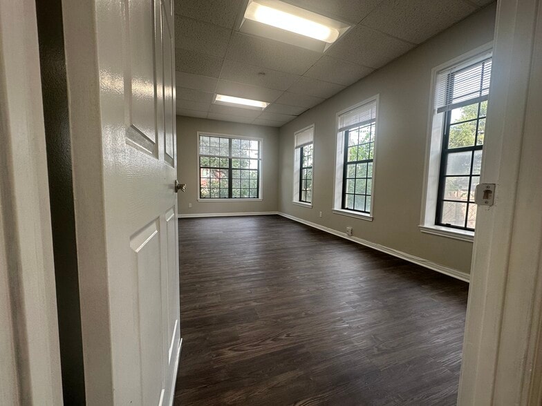 1823 Fort View Rd, Austin, TX for sale - Interior Photo - Image 2 of 14