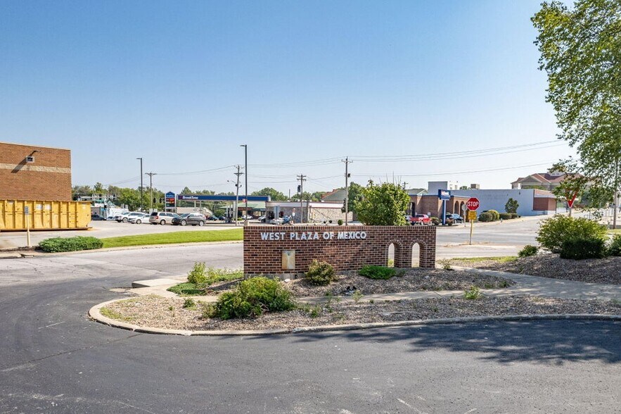 000 Jackson st, Mexico, MO à louer - Photo du bâtiment - Image 2 de 4