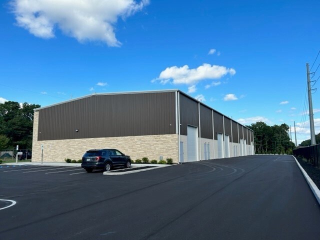 111 Long Island Ave, Yaphank, NY à louer - Photo du bâtiment - Image 3 de 5