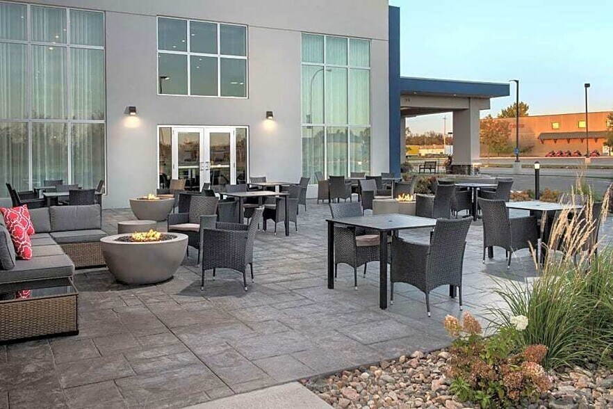 109 State Ave, Warroad, MN à vendre - Photo du bâtiment - Image 2 de 24