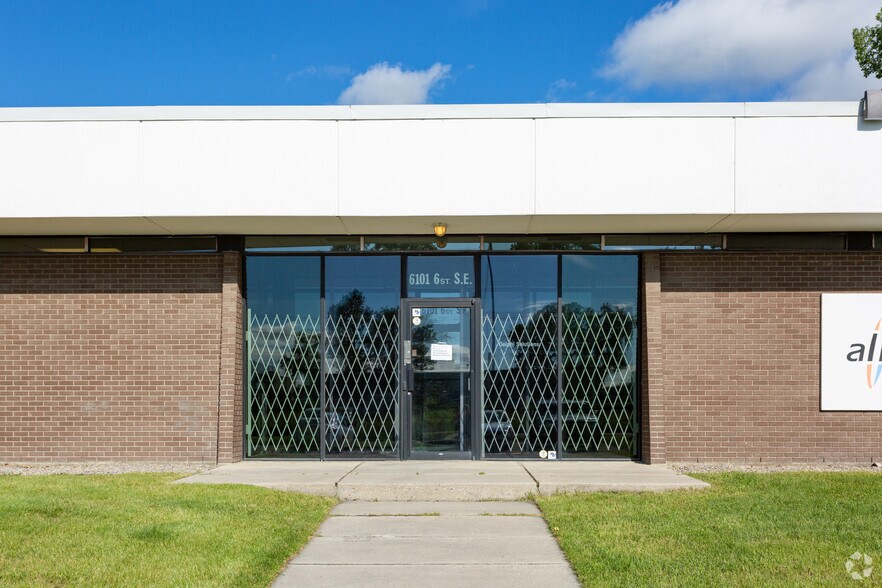 6101 6th St SE, Calgary, AB à vendre - Photo du bâtiment - Image 3 de 5