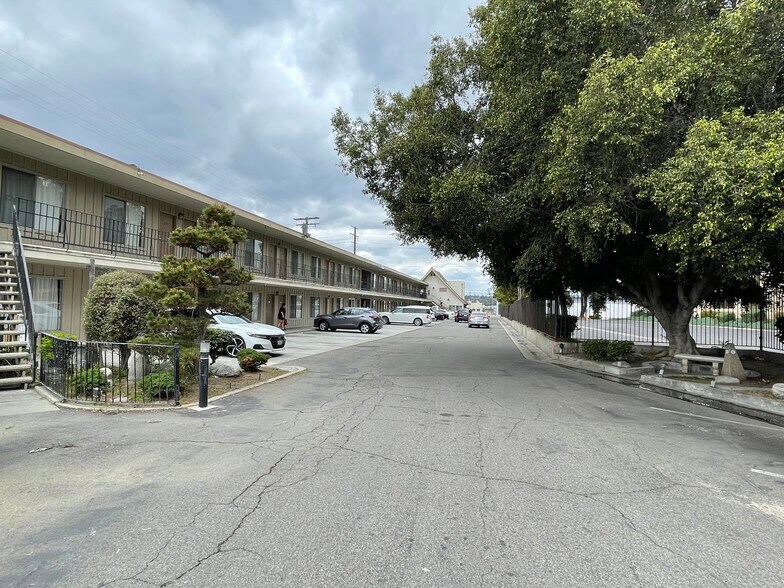 1018 E Orangethorpe Ave, Anaheim, CA à vendre - Photo du bâtiment - Image 3 de 21