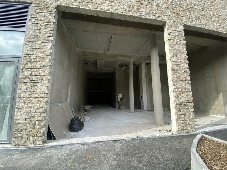 Retail in Savigny-le-Temple for lease - Building Photo - Image 1 of 12