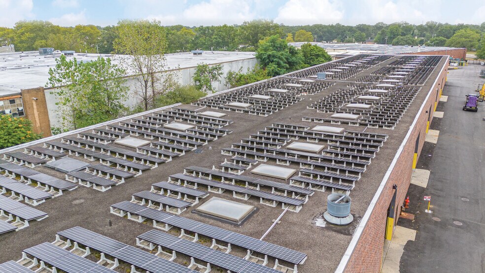 1750 Express Dr S, Hauppauge, NY à vendre - Photo du bâtiment - Image 3 de 5